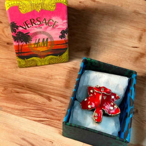 - Versace For H&M Red flower ring in BOX SZ LG Hibiscus 🌺 - Picture 2 of 6